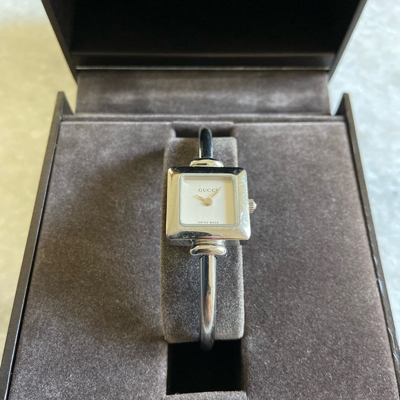 Authentic Gucci 1900l series watch. Excellent condition with minor wear. - Picture 2 of 6